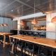 Aranżacja minimalistycznej restauracji z industrialnymi akcentami - Farang
