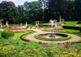 Barokowy ogród z kwiatowymi rabatami