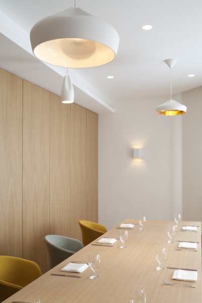 Białe lampy sufitowe w restauracji Seasons