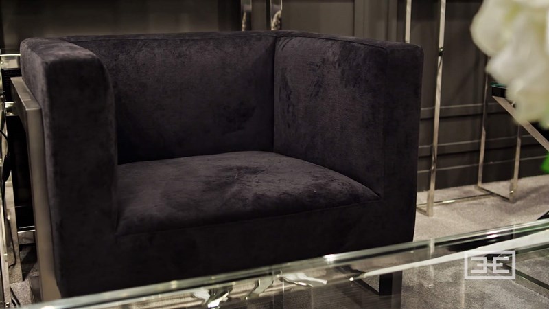 Czarne i chromowane meble w eleganckim salonie