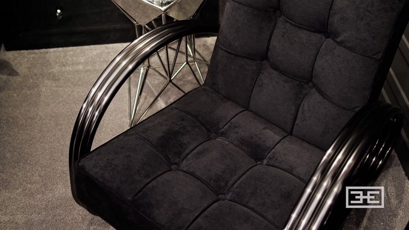 Czarne i chromowane meble w eleganckim salonie