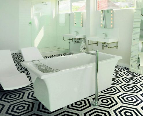 Czarno-białe płytki podłogowe w łazience