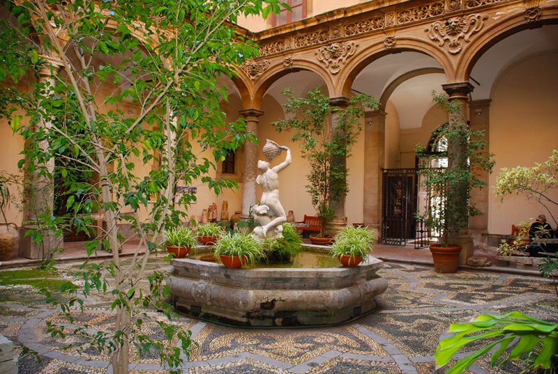 Fontanna ogrodowa w romantycznym atrium