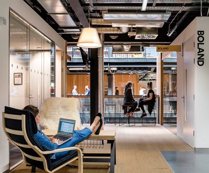 Industrialna przestrzeń biurowa Airbnb 1 Heneghan Peng Architects