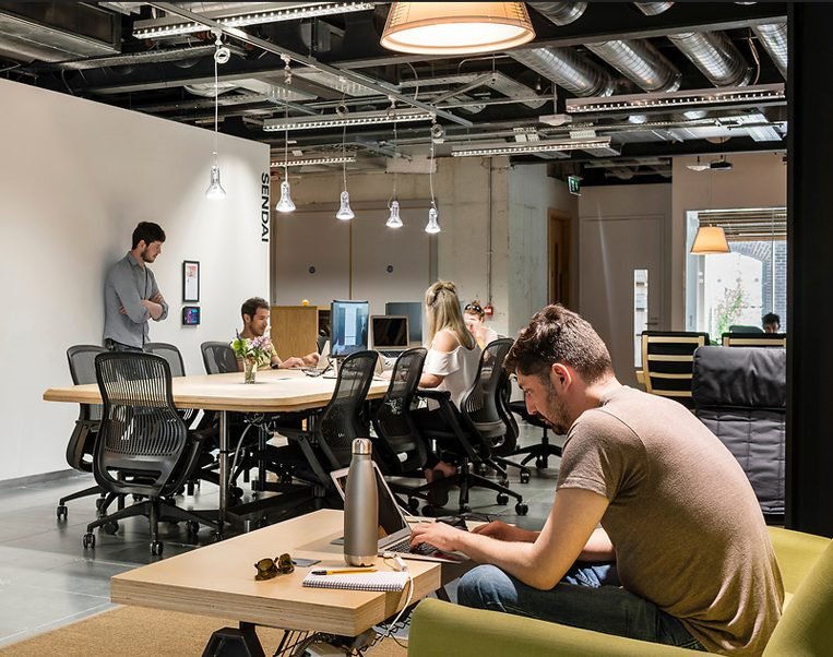 Industrialna przestrzeń biurowa Airbnb 3 Heneghan Peng Architects