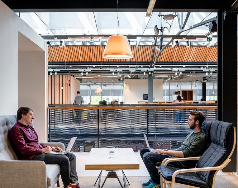 Industrialna przestrzeń biurowa Airbnb 4 Heneghan Peng Architects