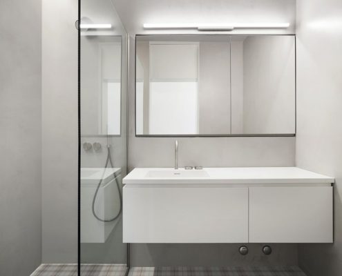 Jasne płytki łazienkowe w kratkę