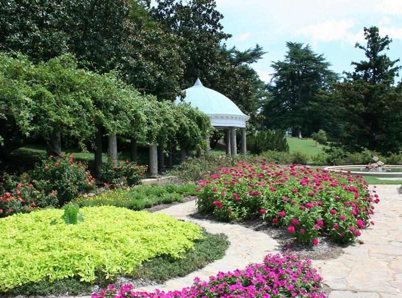 Kwiecisty ogród z dużą okrągłą altaną