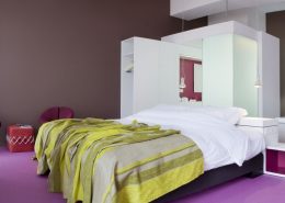 Nowoczesna aranżacja sypialni z wanną - hotel Eburon