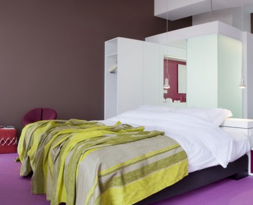 Nowoczesna aranżacja sypialni z wanną - hotel Eburon
