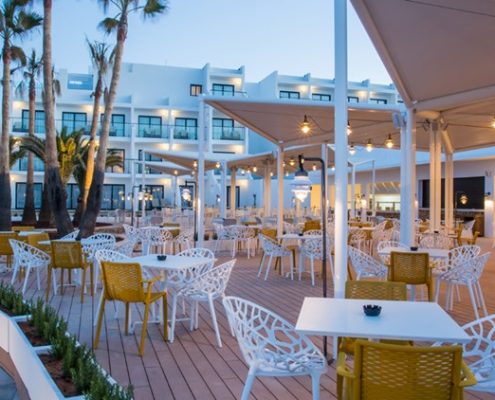 Nowoczesna restauracja w ogrodzie - Grand Palladium Resort