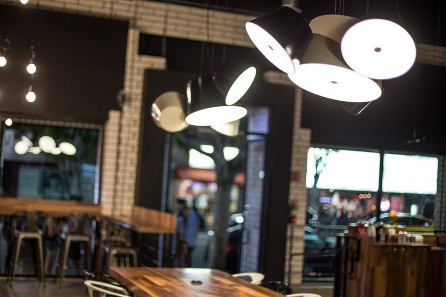 Oryginalne oświetlenie w industrialnej kawiarni Rise & Grind