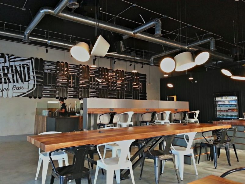 Oryginalne oświetlenie w industrialnej kawiarni Rise & Grind