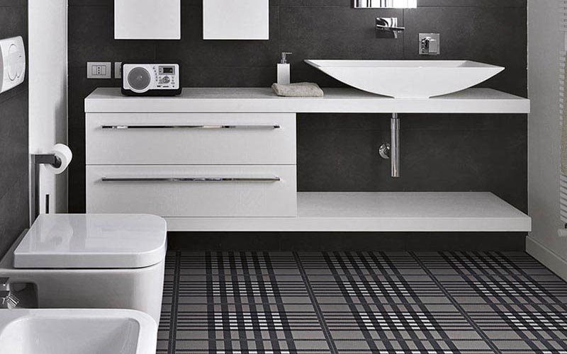 Oryginalne płytki w ciemnej łazience