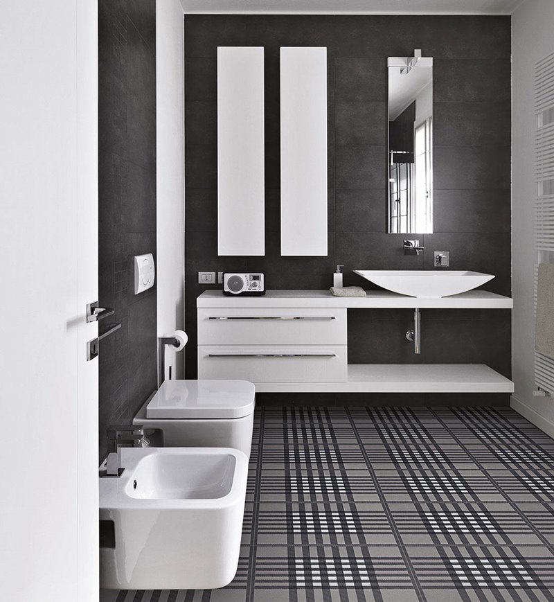 Oryginalne płytki w ciemnej łazience