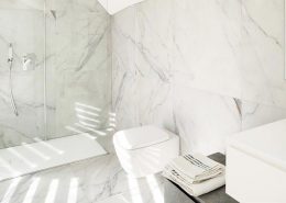 Porcelanowe płytki imitujące marmur - łazienka biała