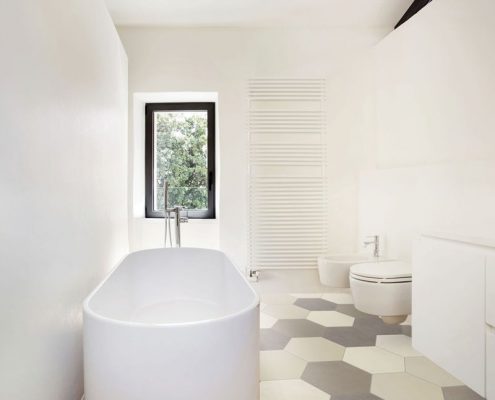 Wolnostojąca wanna w wąskiej łazience