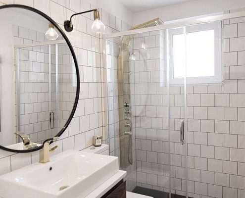 Aranżacja białej jasnej łazienki w stylu retro