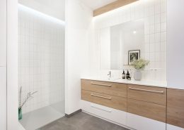 Biała łazienka przełamana drewnem