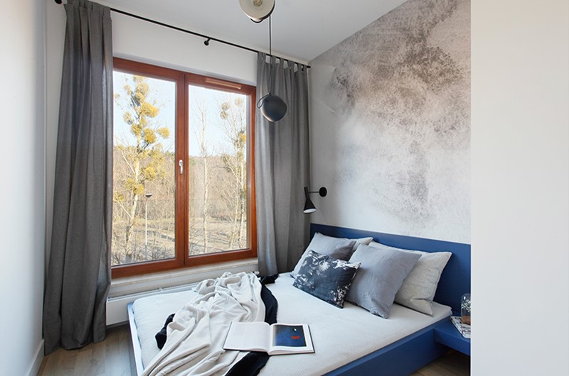 Imitacja betonu w sypialni