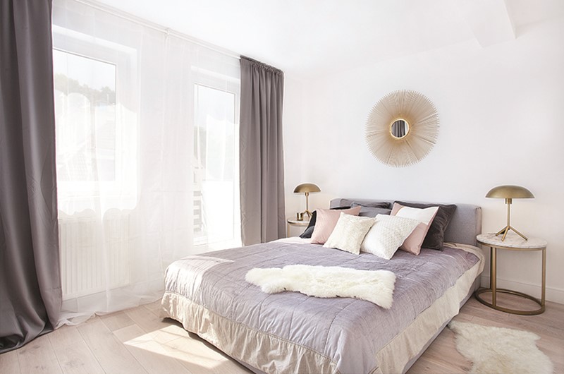 Jasna sypialnia w minimalistycznym wydaniu