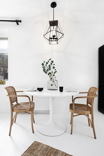Minimalistyczny salon i aneks kuchenny z klasycznymi akcentami 6 Minimalistyczny salon i aneks kuchenny z klasycznymi akcentami