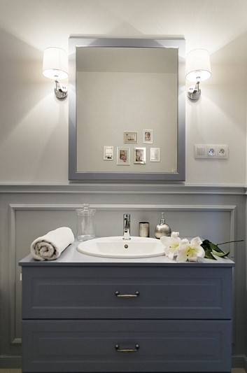 Niebieskie meble łazienkowe w klasycznym stylu