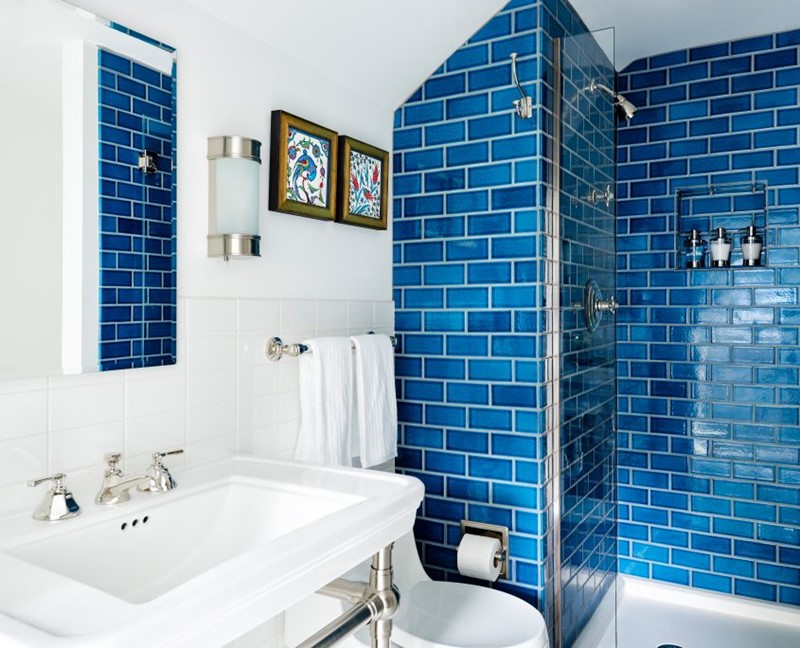 Nowoczesne płytki w niebieskiej łazience