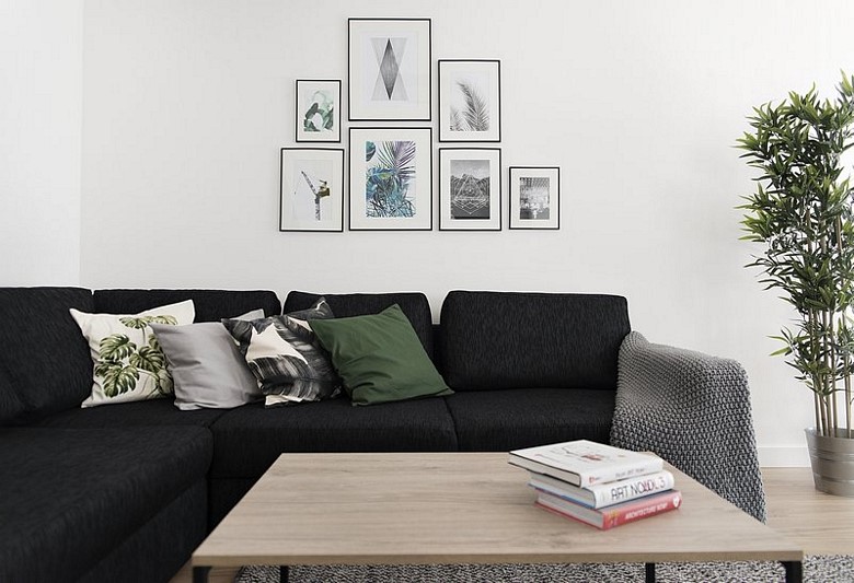 Nowoczesny, jasny salon z otwartą kuchnią