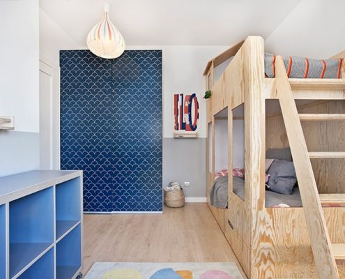Piętrowe łóżko w dziecięcym pokoju