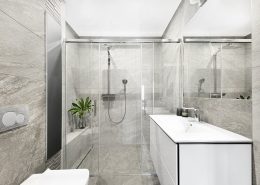 Szara łazienka z dużą kabiną prysznicową