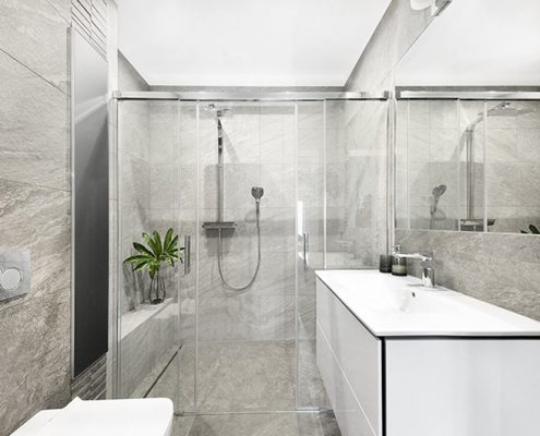 Szara łazienka z dużą kabiną prysznicową