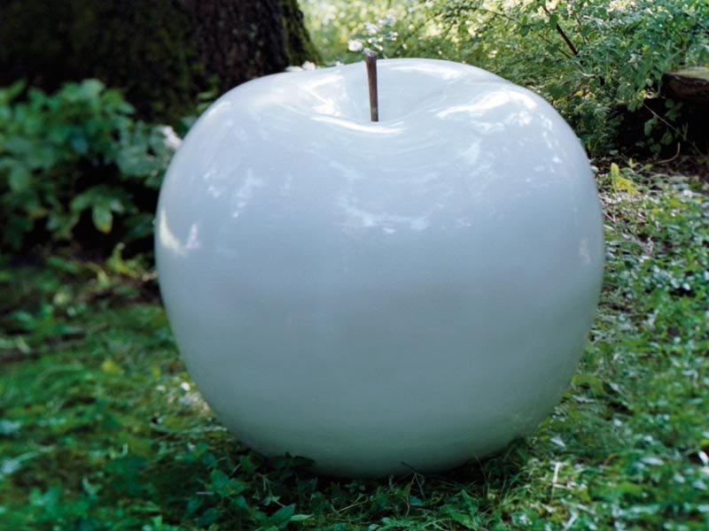Biała rzeźba jabłko w ogrodzie
