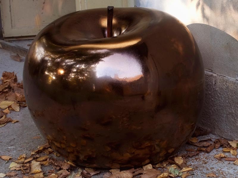 Ekskluzywna rzeźba ogrodowa brązowe jabłko