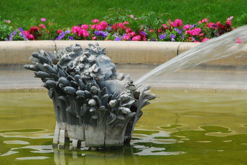 Małe fontanna z kamienia