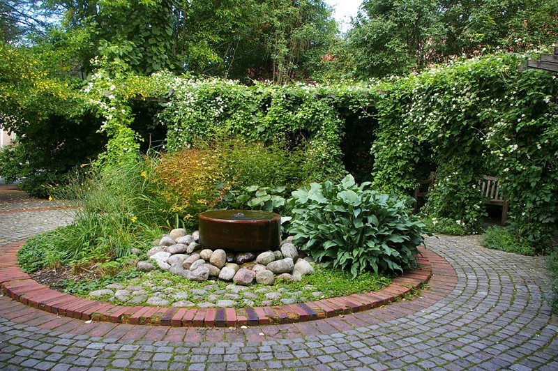 Płytka fontanna w ogrodzie