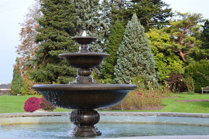 Żeliwna fontanna w ogrodzie