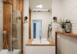 Biała łazienka zaakcentowana drewnem