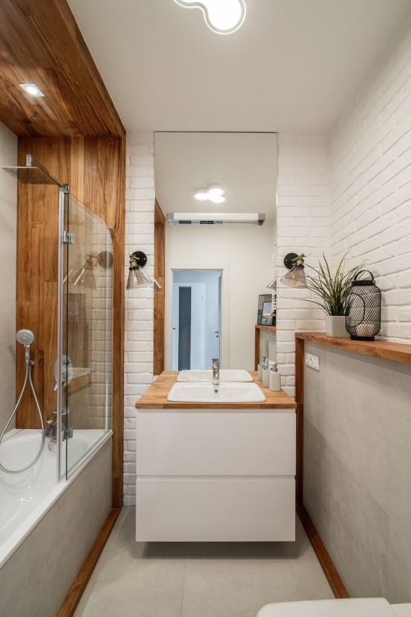 Biała łazienka zaakcentowana drewnem