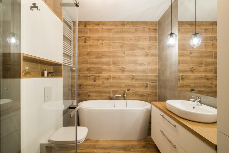 Motyw drewna w nowoczesnej łazience