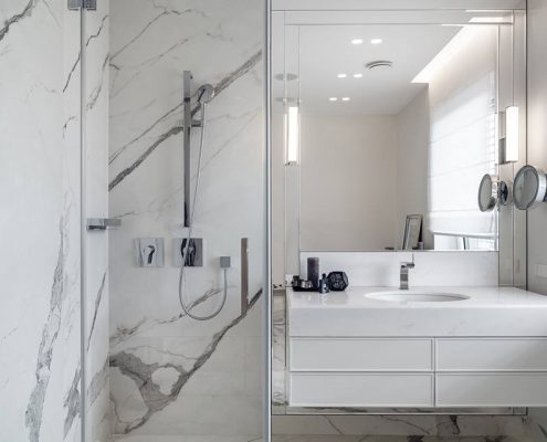 Jasny kamień w nowoczesnej łazience