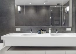 Podwójna umywalka w nowoczesnej łazience