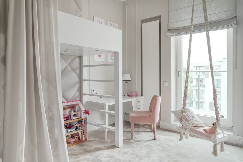 Biały pokój dla dziewczynki z piętrowym łóżkiem