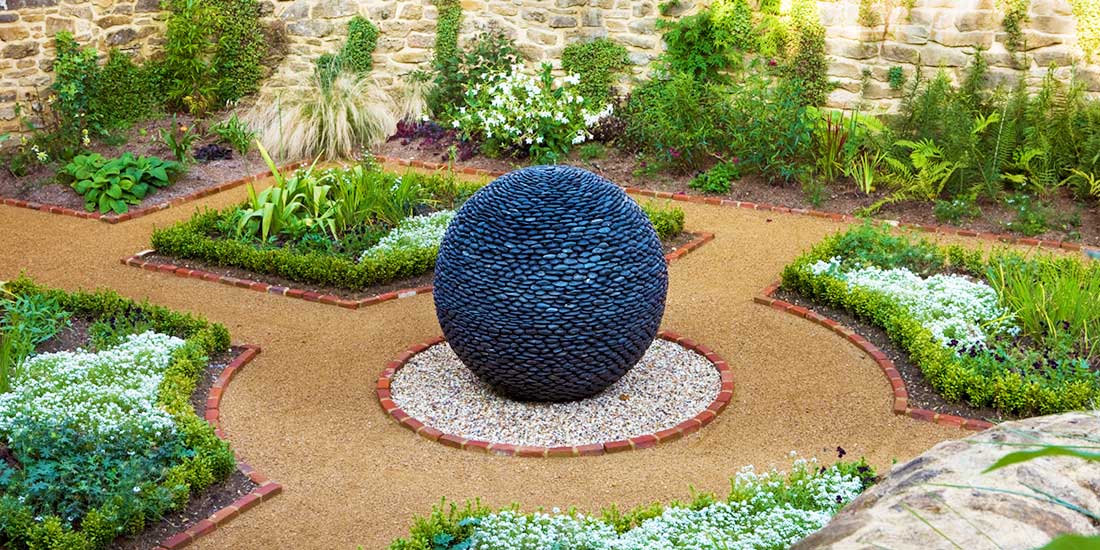 Czarna rzeźba ogrodowa, kula z podświetleniem Dark Planet David Harber