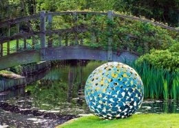 Ażurowa rzeźba ogrodowa w kształcie kuli