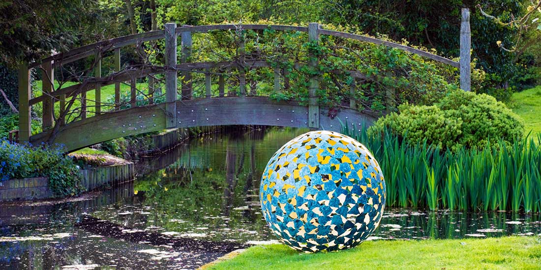 Ażurowa rzeźba ogrodowa w kształcie kuli