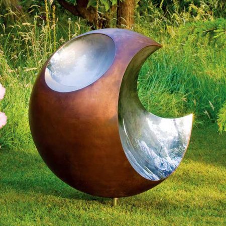 Futurystyczna rzeźba ogrodowa Bite David Harber
