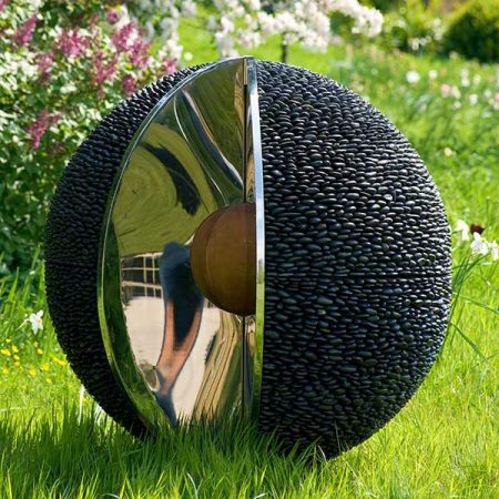 Kulista rzeźba ogrodowa z czarnych otoczaków Kernel David Harber
