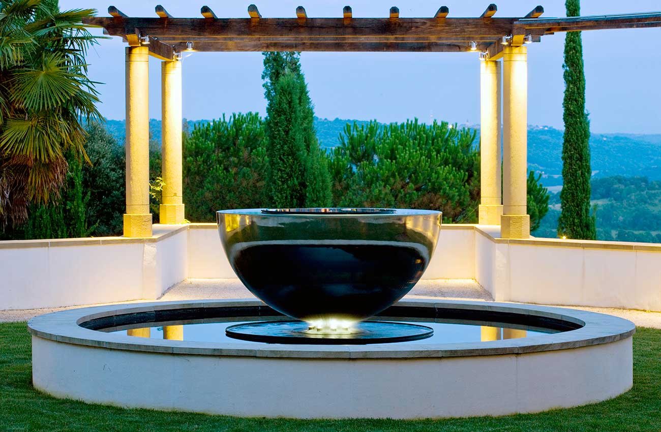 Nowoczesna fontanna ogrodowa w eleganckim ogrodzie