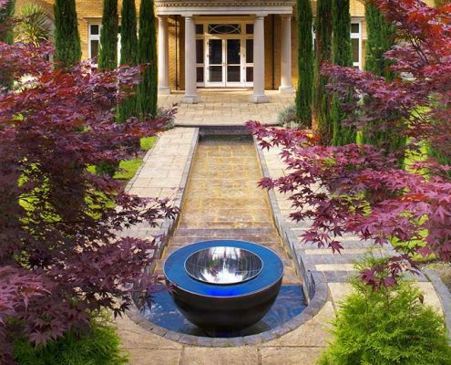 Nowoczesna fontanna ogrodowa w eleganckim ogrodzie
